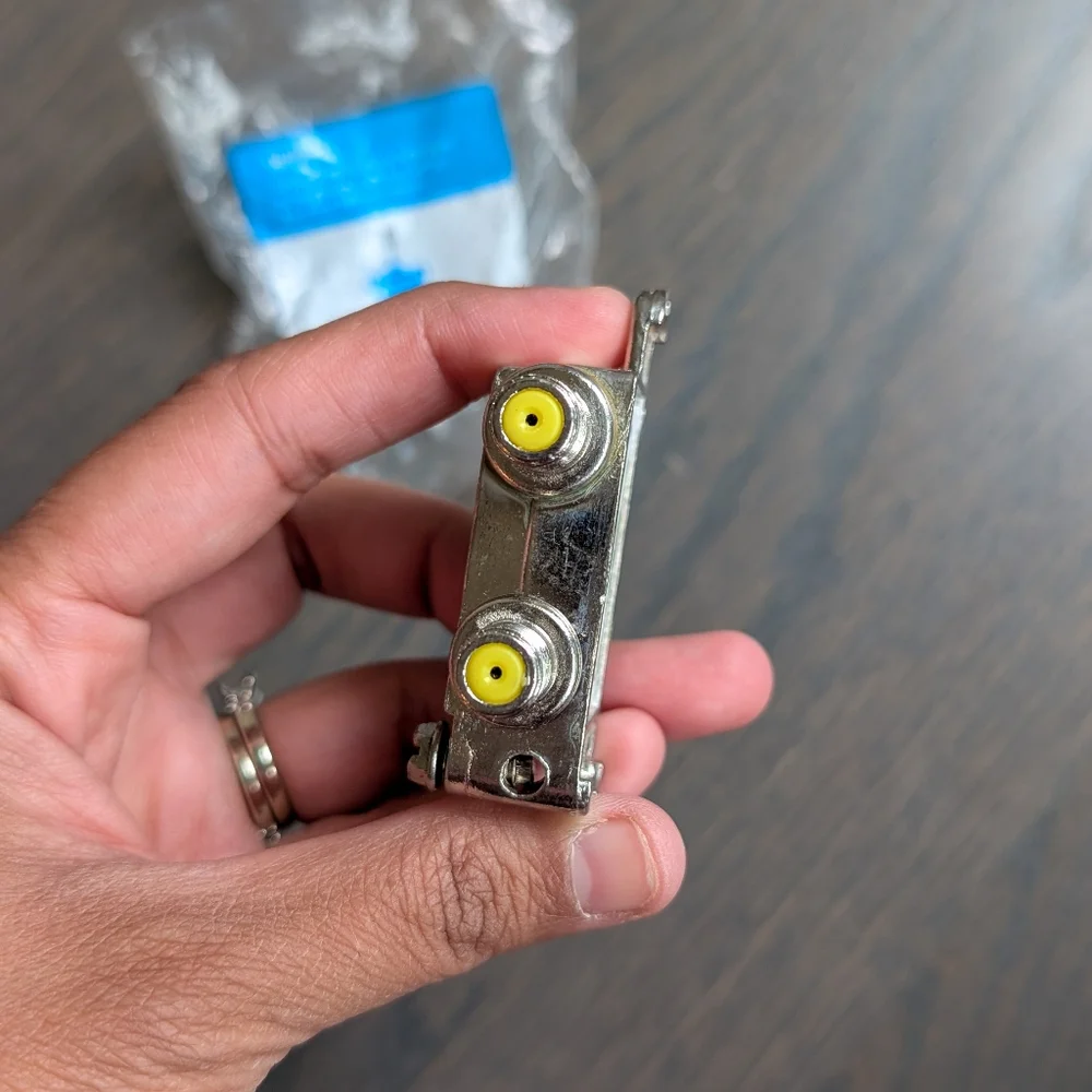 Extreme Broadband Cable Splitter – Dual Output for Seamless Signal Boost